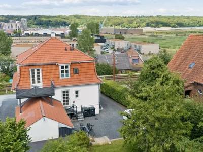 Hus i Vejle I det attraktive M&oslash;lholm i Vejle udlejes denne klassiske og velholdte villa med 176 m&sup2; bolig, 90 m&sup2; k&aelig;lder og en dejlig stor, lukket have. Huset er nymalet, ... Areal Ca. 175 m2 Pris pr. md. Ca. 20.000 kr. Omr&aring;de Vejle Centrum Type Hus Me
